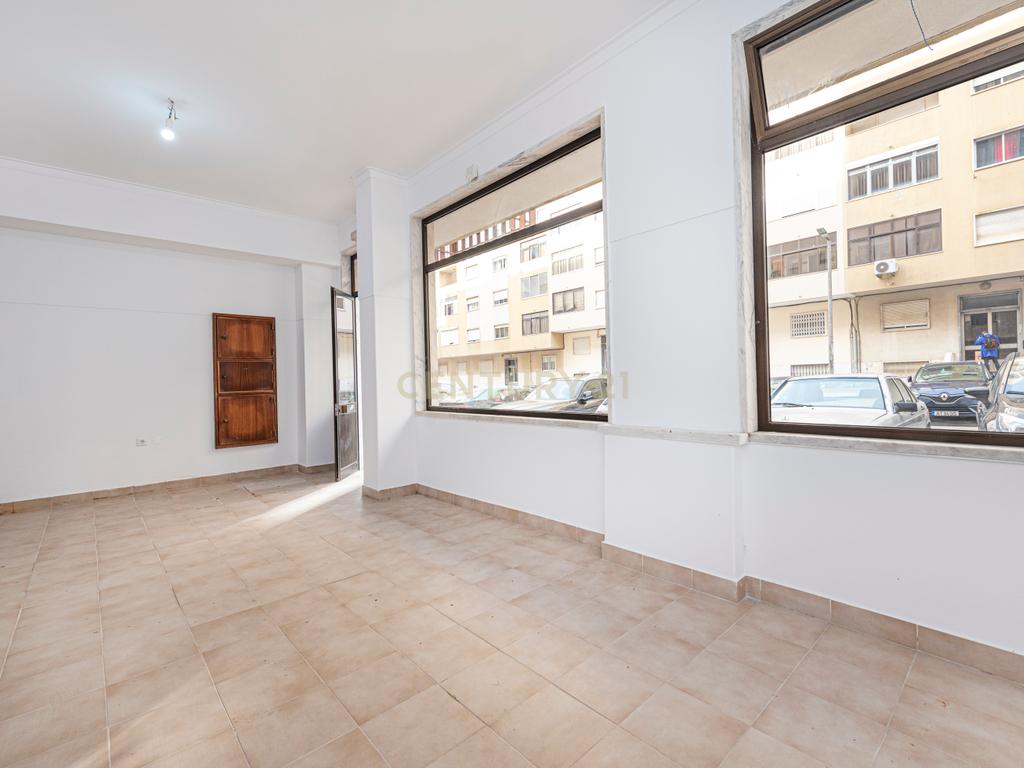 SUSPENSO Loja/Espaço Comercial/Escritório com 112 m2 na Quinta da Samaritana, em Belas, Queluz - Image 2