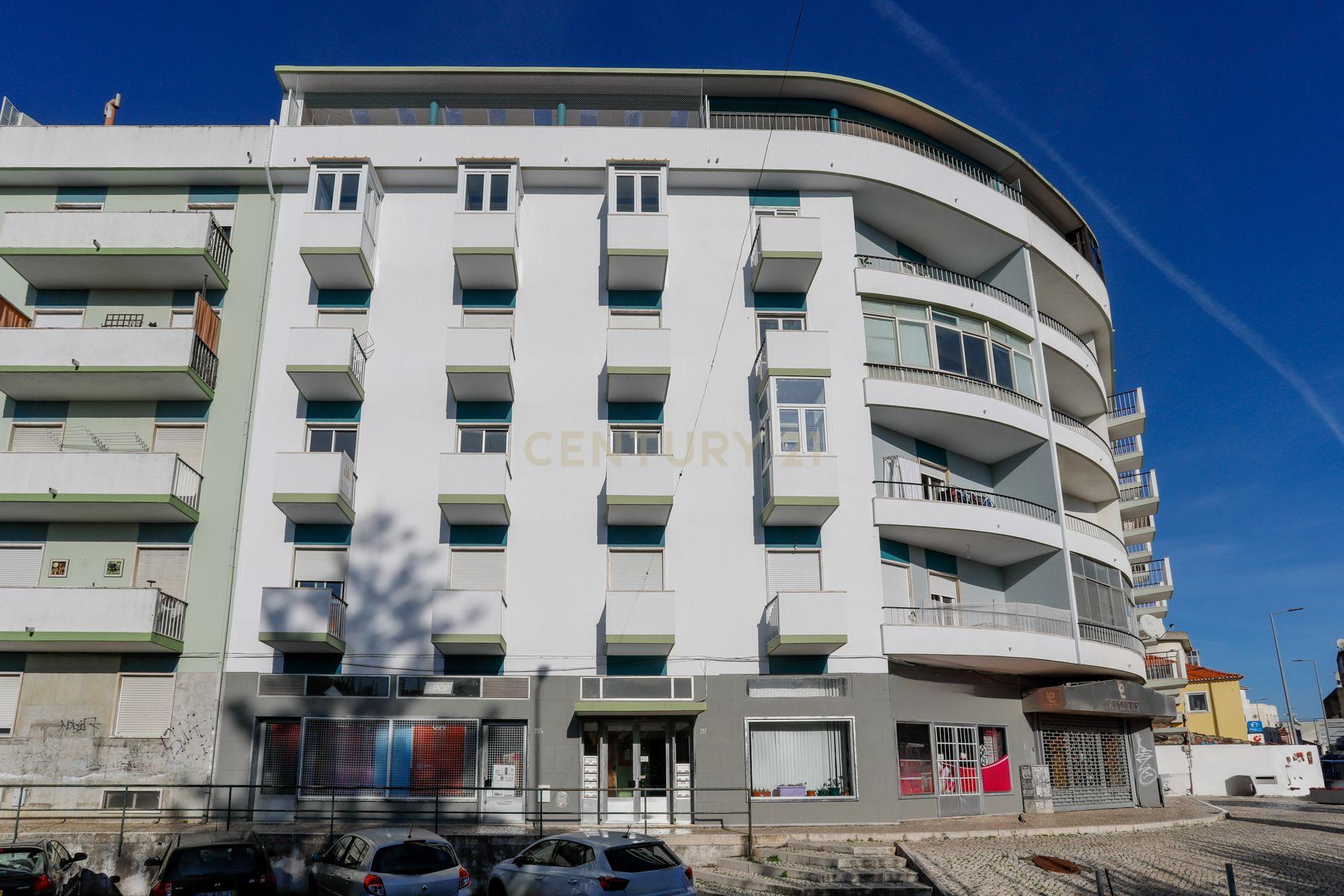 Apartamento T3 em prédio com elevador - Image 1