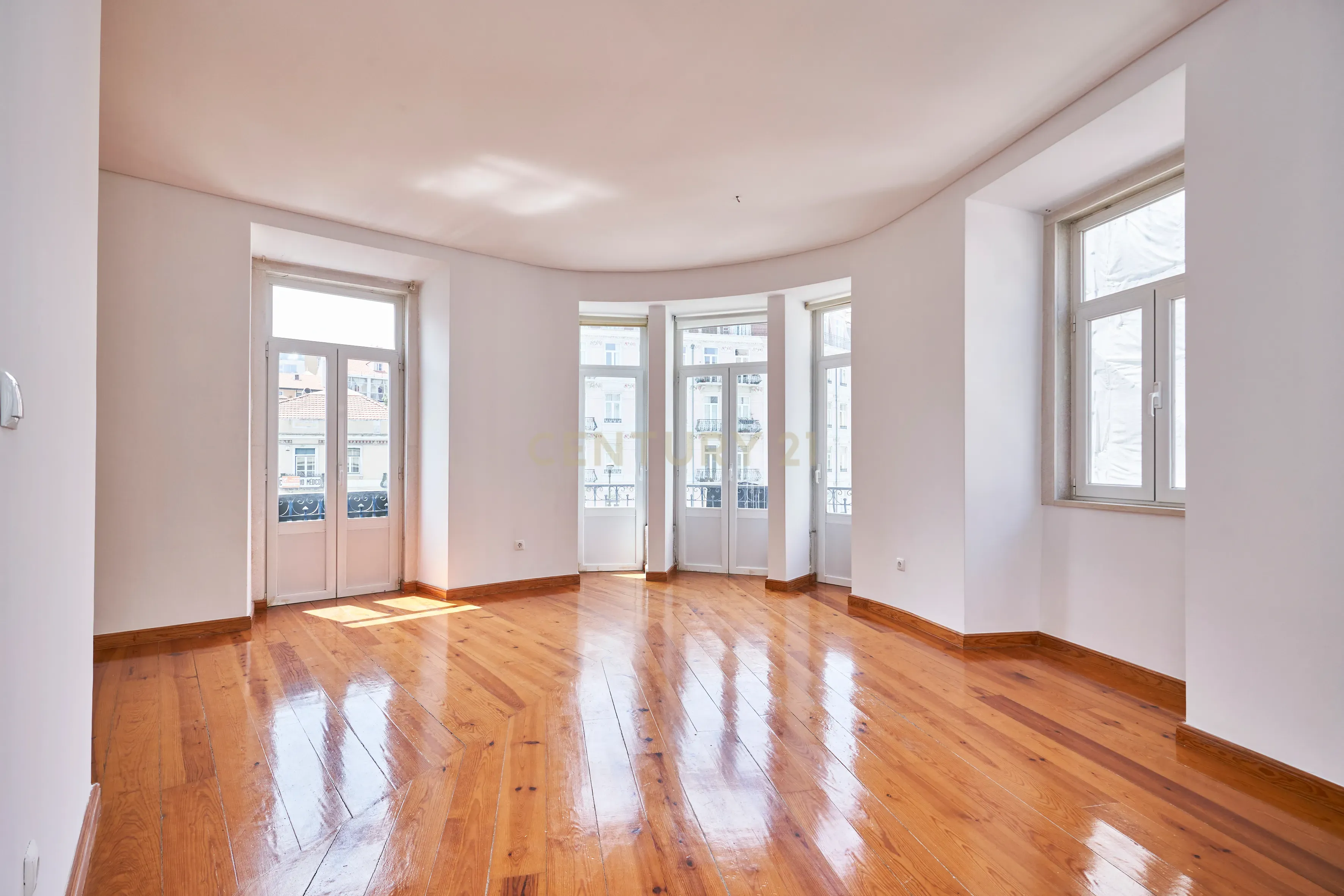 ESPAÇOSO APARTAMENTO T3 EM FRENTE A AV. ALMIRANTE REIS - Image 1