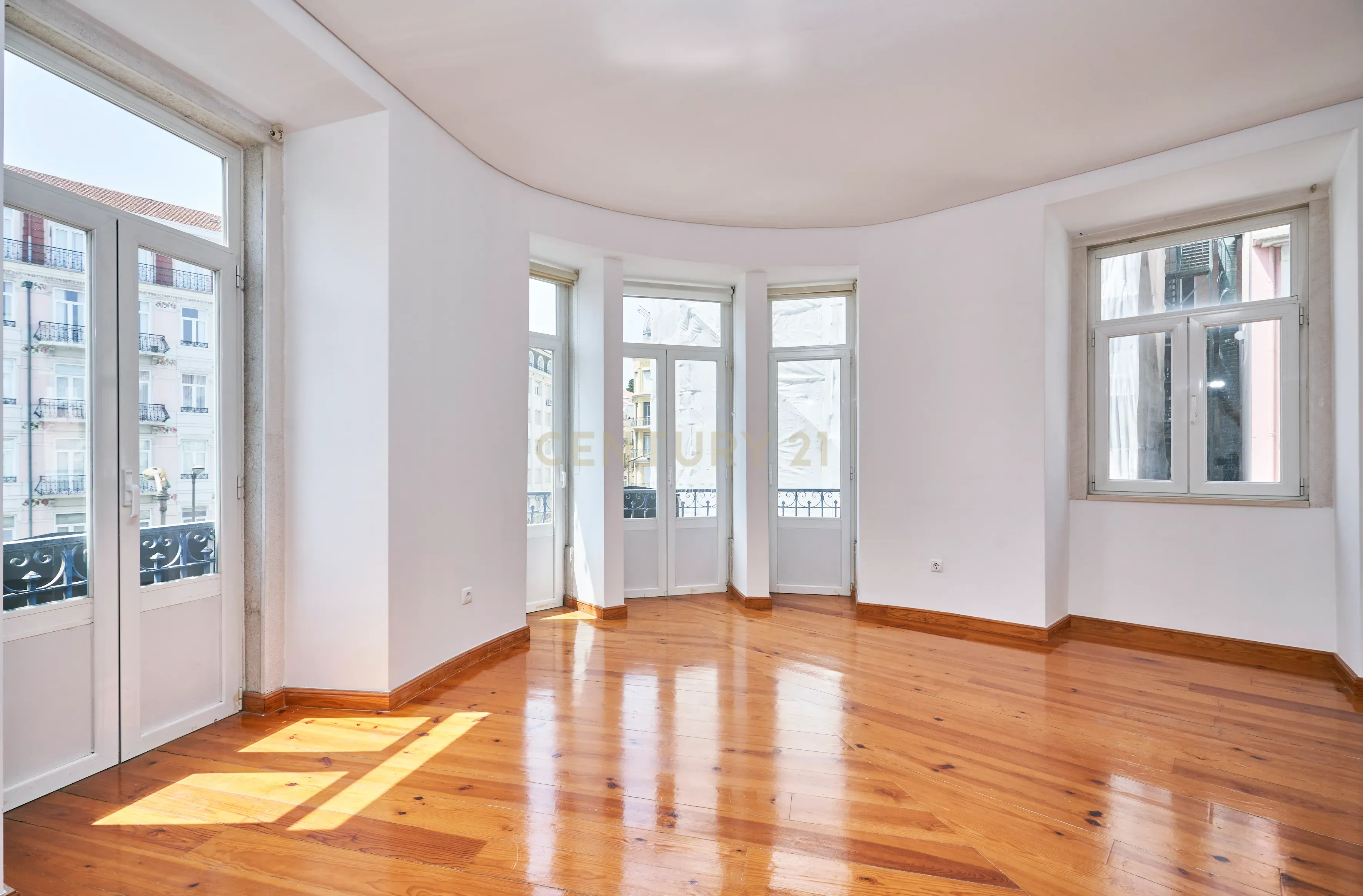 ESPAÇOSO APARTAMENTO T3 EM FRENTE A AV. ALMIRANTE REIS - Image 3