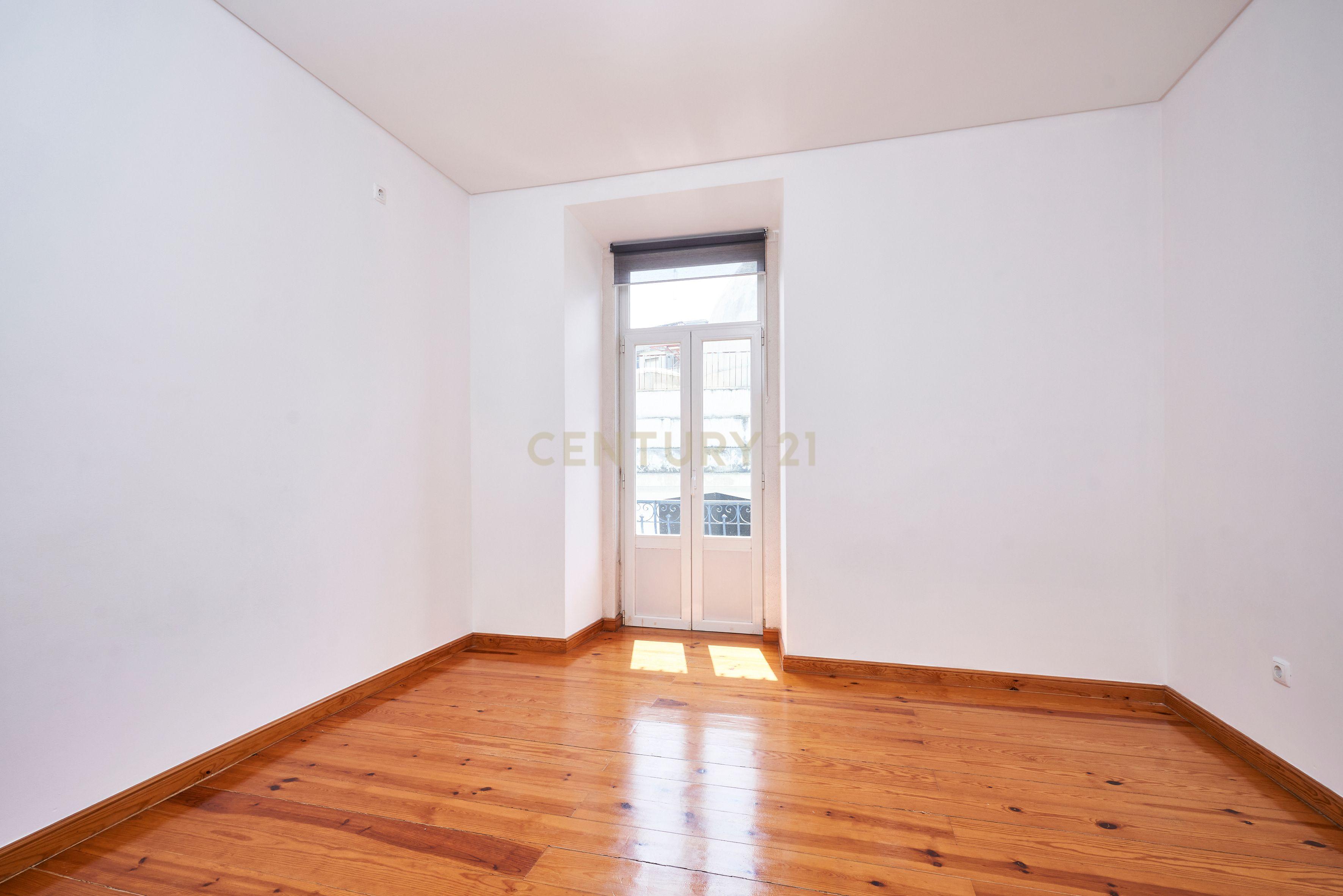 ESPAÇOSO APARTAMENTO T3 EM FRENTE A AV. ALMIRANTE REIS - Image 6