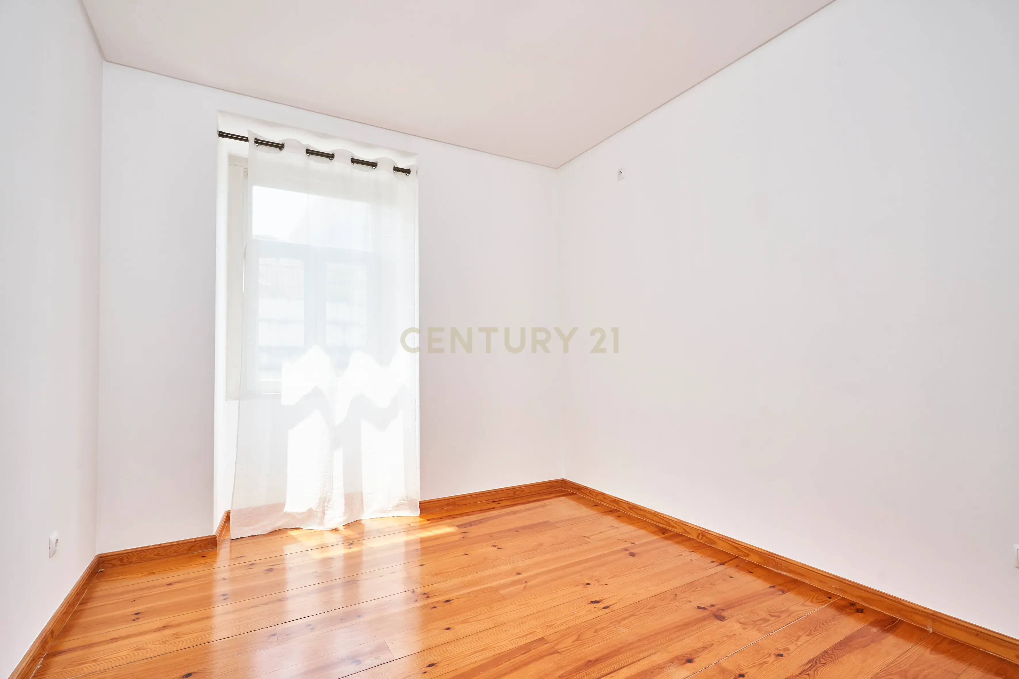 ESPAÇOSO APARTAMENTO T3 EM FRENTE A AV. ALMIRANTE REIS - Image 13