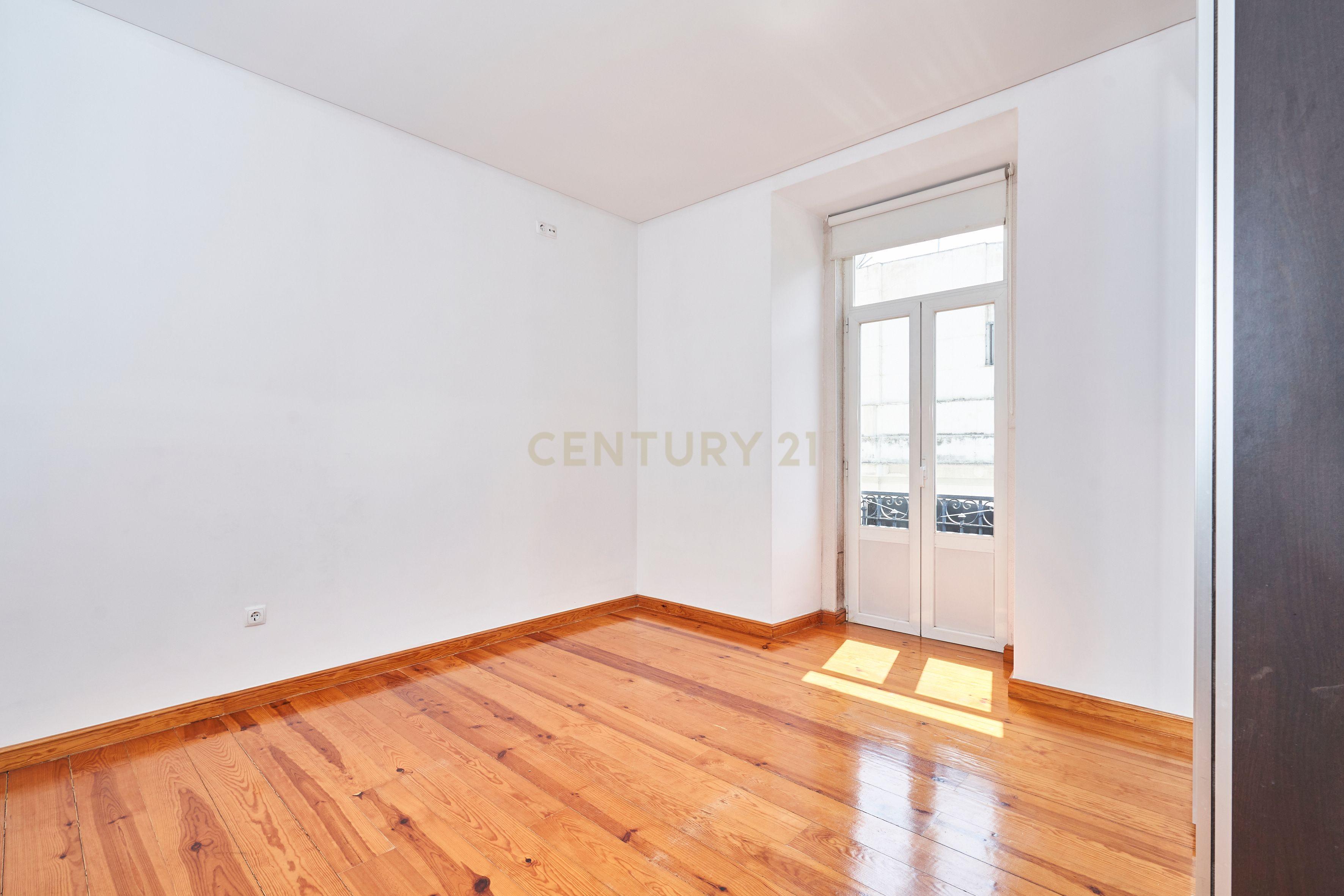 ESPAÇOSO APARTAMENTO T3 EM FRENTE A AV. ALMIRANTE REIS - Image 12