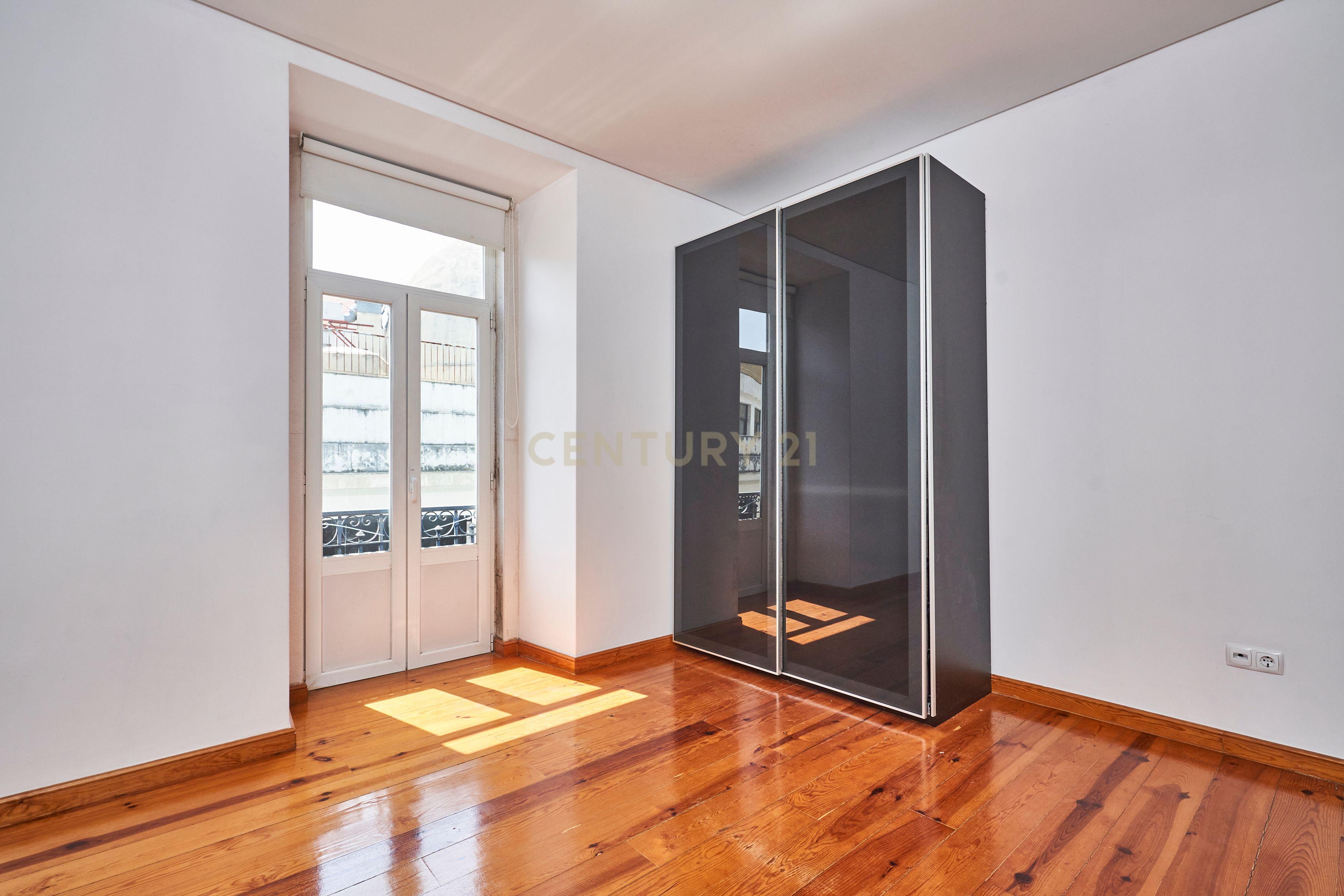 ESPAÇOSO APARTAMENTO T3 EM FRENTE A AV. ALMIRANTE REIS - Image 14