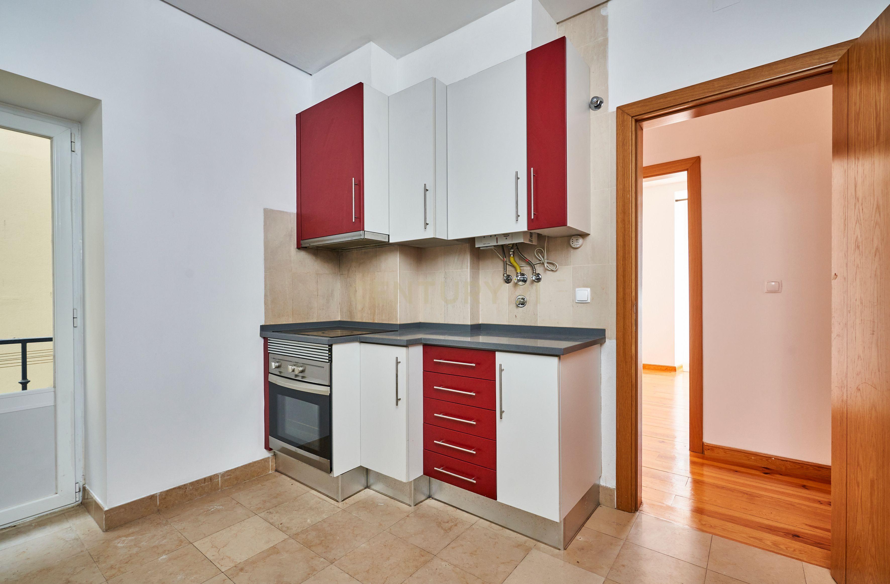 ESPAÇOSO APARTAMENTO T3 EM FRENTE A AV. ALMIRANTE REIS - Image 8