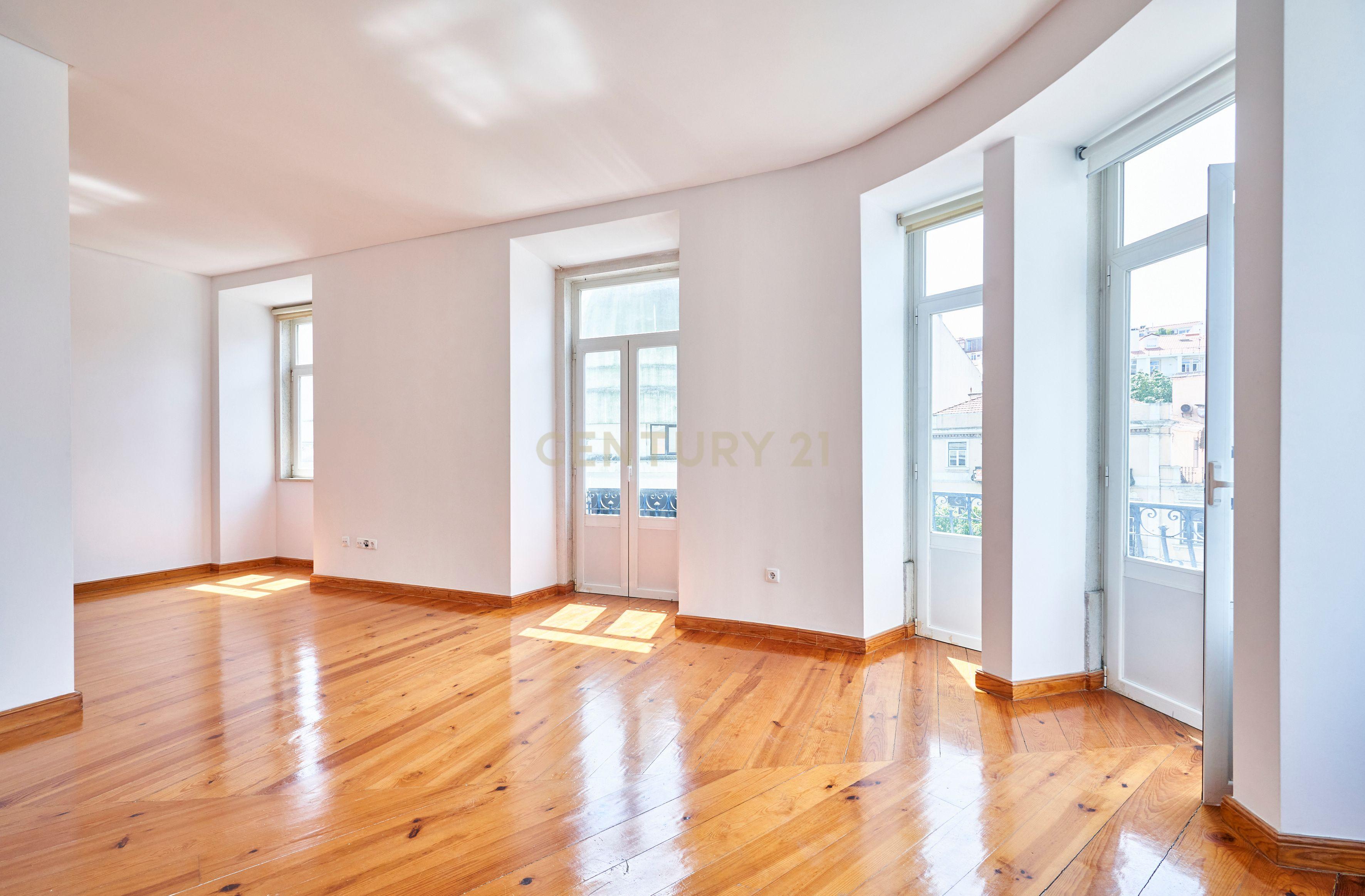 ESPAÇOSO APARTAMENTO T3 EM FRENTE A AV. ALMIRANTE REIS - Image 4