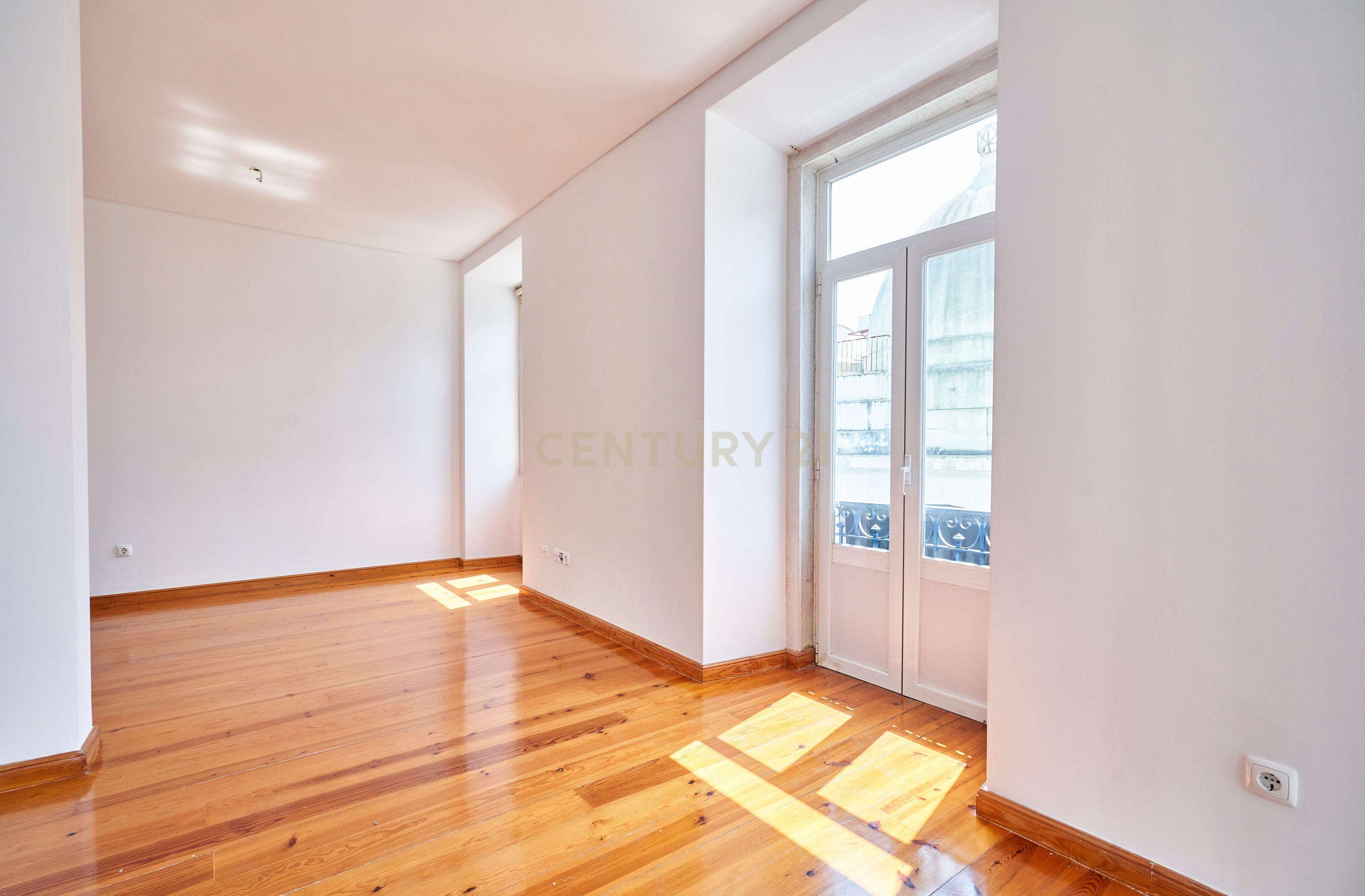 ESPAÇOSO APARTAMENTO T3 EM FRENTE A AV. ALMIRANTE REIS - Image 11