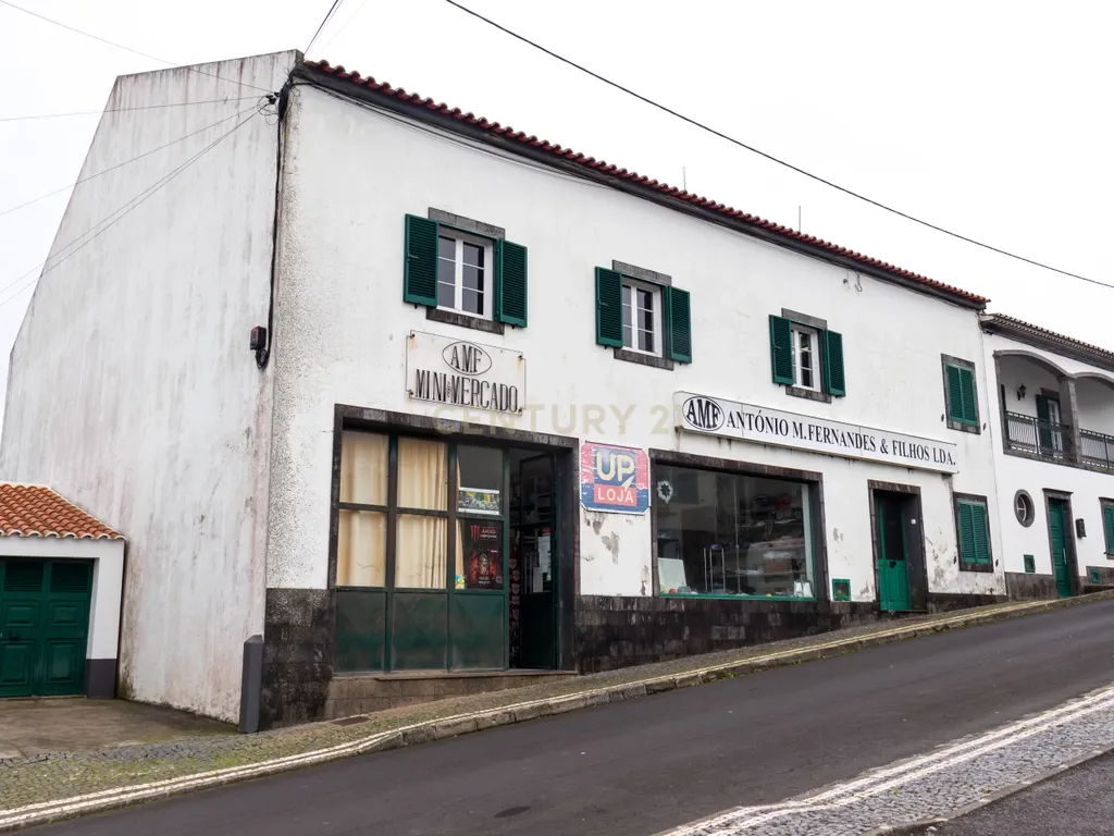 Imóvel de 3 Pisos com Potencial para Turismo ou Negócio - Image 1