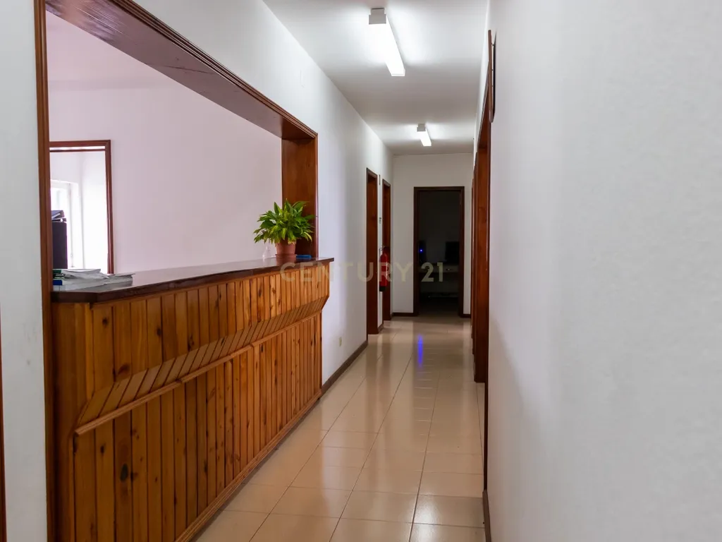 Imóvel de 3 Pisos com Potencial para Turismo ou Negócio - Image 11