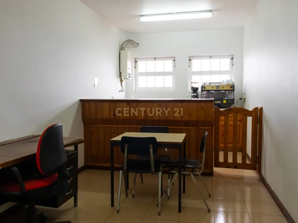 Imóvel de 3 Pisos com Potencial para Turismo ou Negócio - Image 9