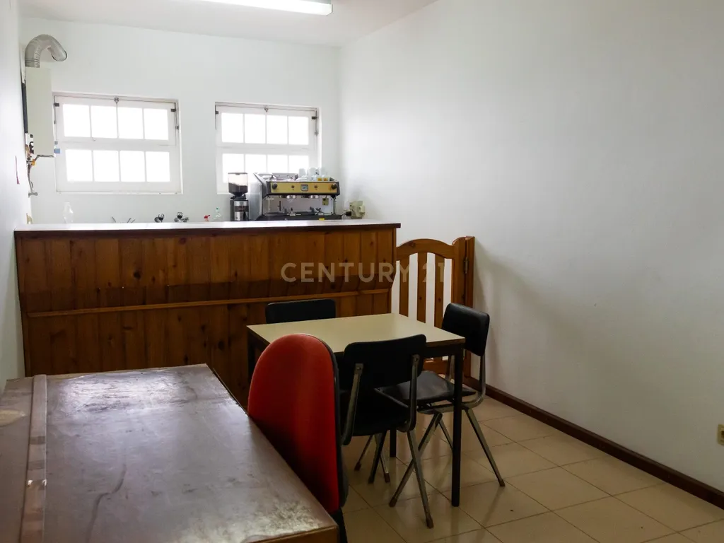 Imóvel de 3 Pisos com Potencial para Turismo ou Negócio - Image 17