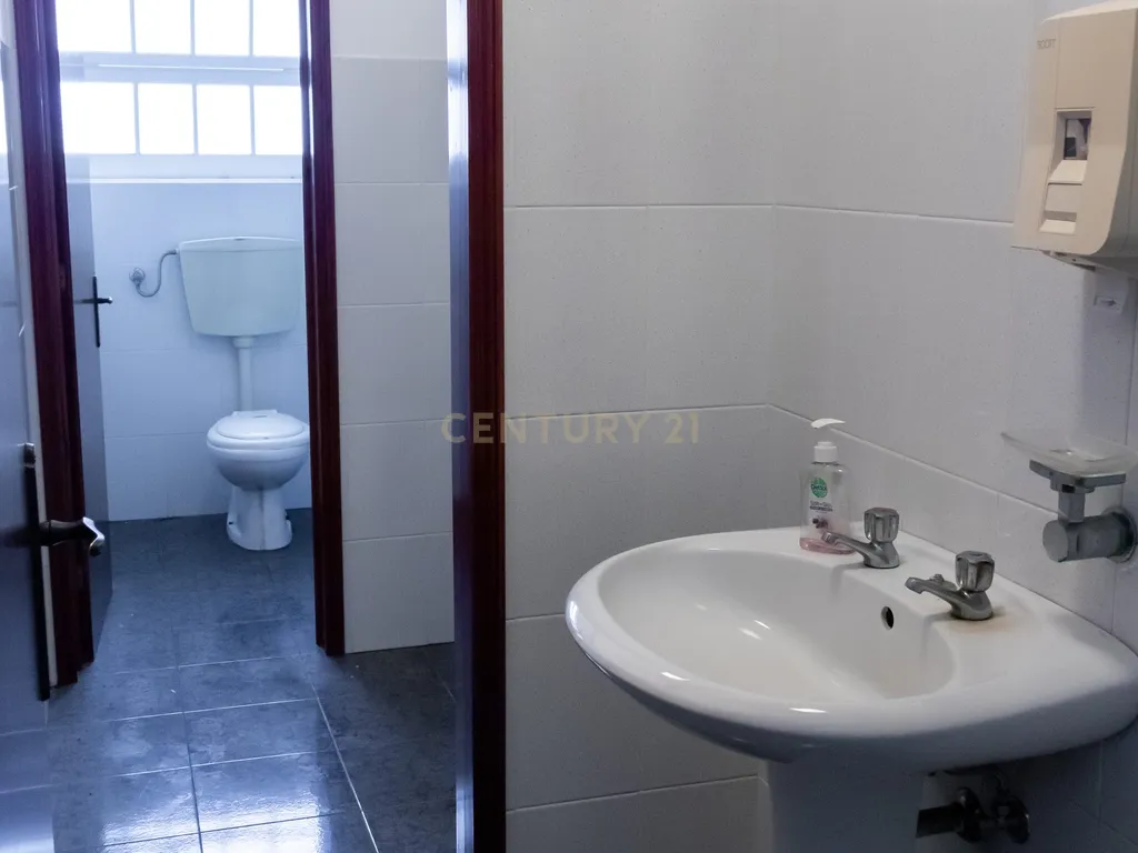 Imóvel de 3 Pisos com Potencial para Turismo ou Negócio - Image 12
