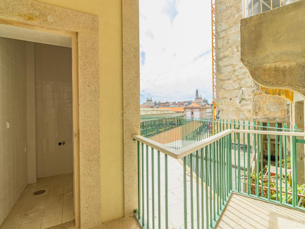 Apartamento T1 c/ Varanda no Centro do Porto - Image 14
