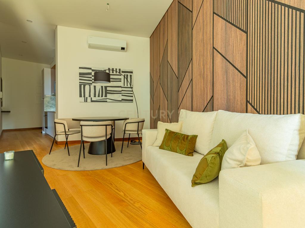 Apartamento T1 c/ Varanda no Centro do Porto - Image 1