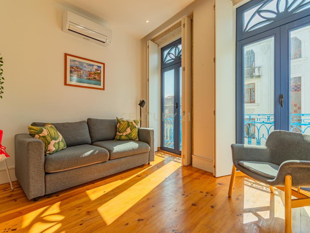 Apartamento T1 no Coração do Porto - Image 1