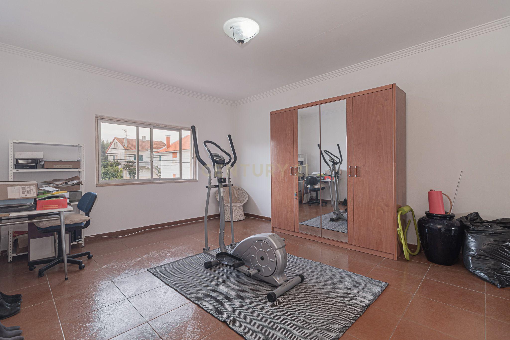 Moradia T4 Isolada, com garagem - Rua Qta da Saudade Charneca de Caparica - Image 31