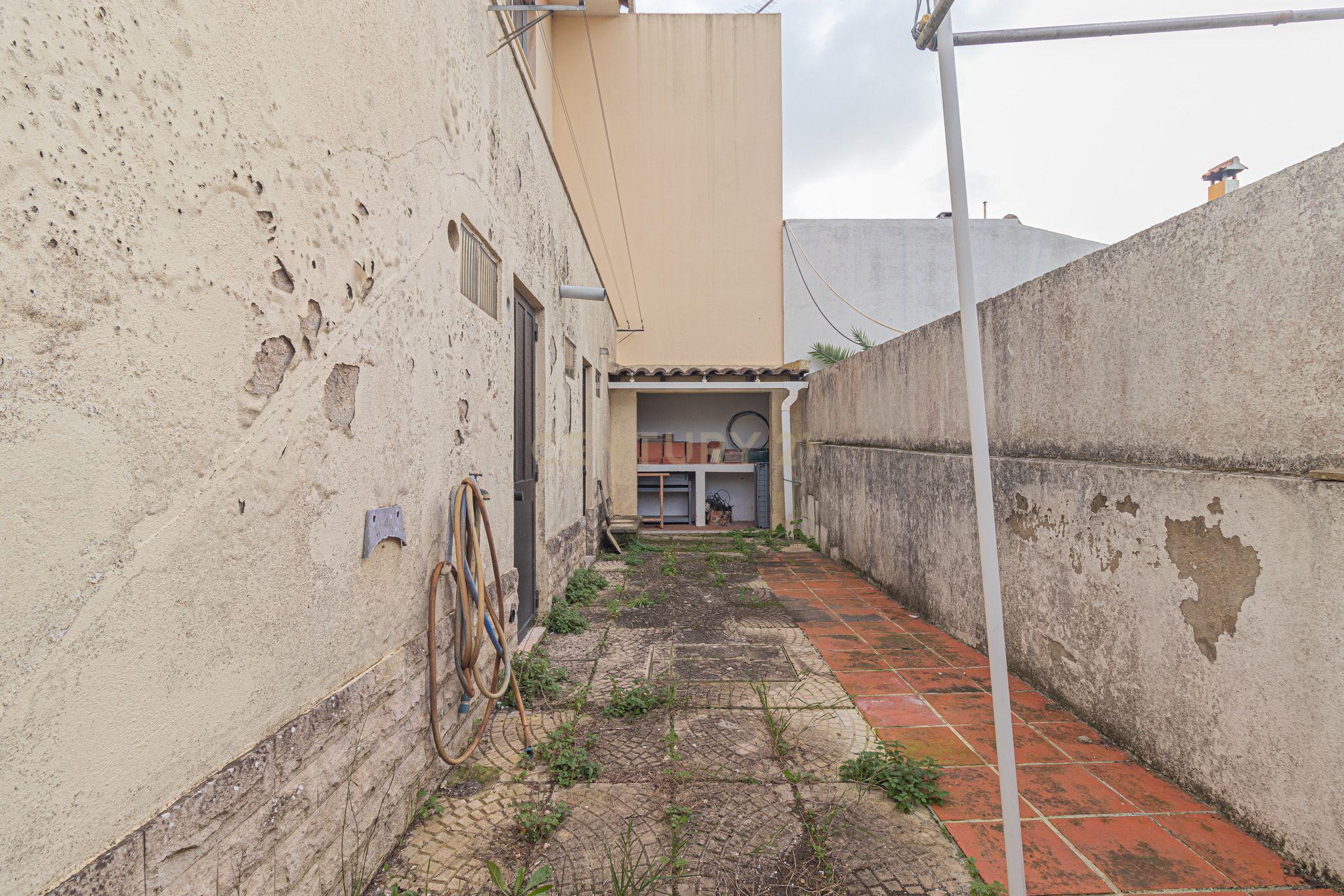 Moradia T4 Isolada, com garagem - Rua Qta da Saudade Charneca de Caparica - Image 52