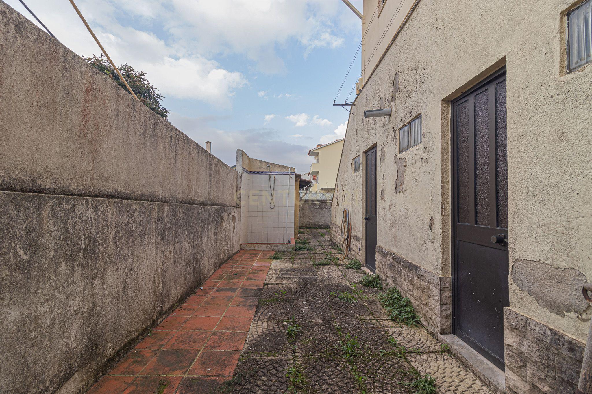 Moradia T4 Isolada, com garagem - Rua Qta da Saudade Charneca de Caparica - Image 51