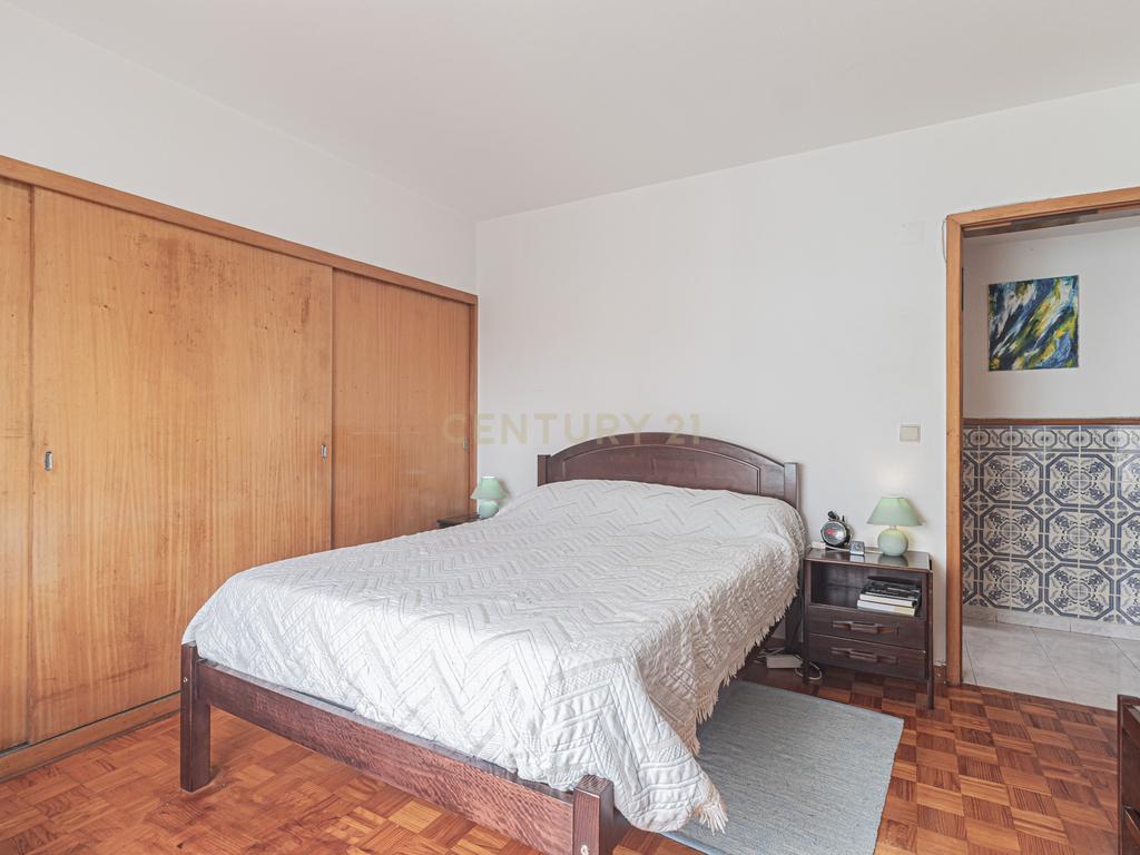 Apartamento T3 em Oeiras com Luz Natural e Armazenamento - Image 11