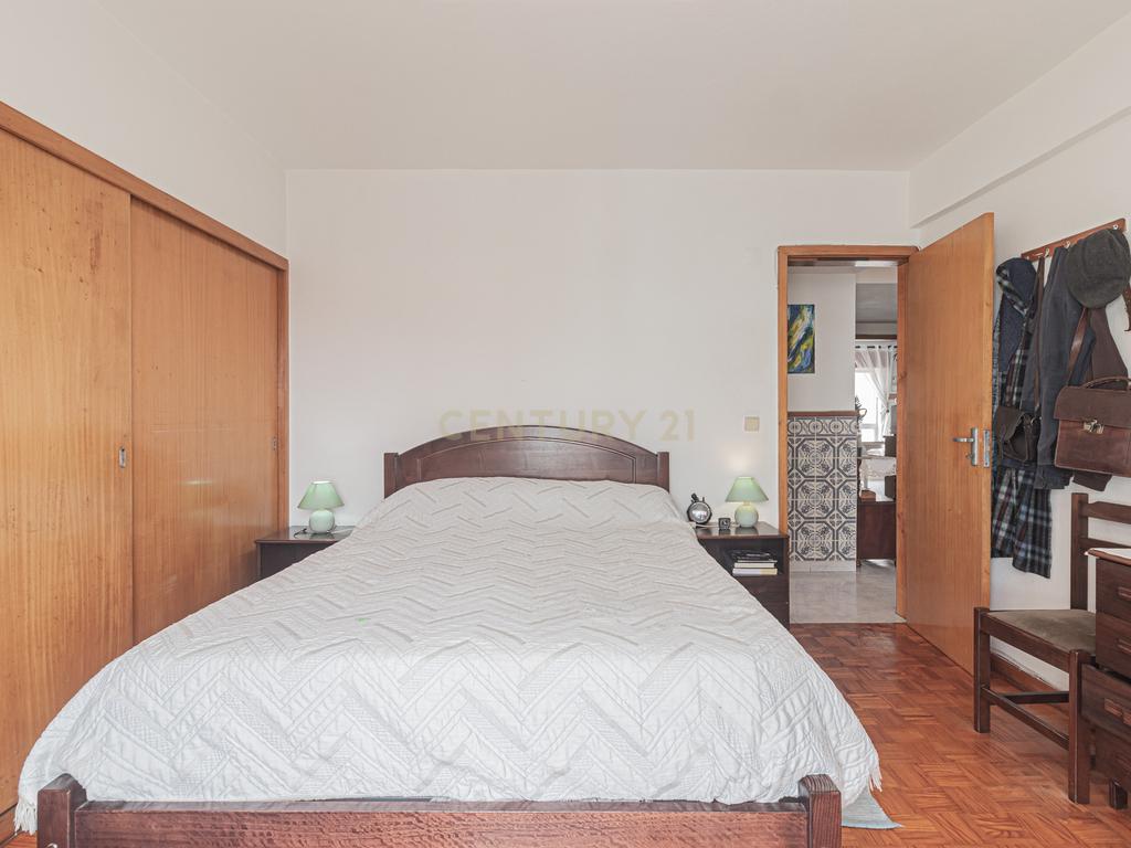 Apartamento T3 em Oeiras com Luz Natural e Armazenamento - Image 12