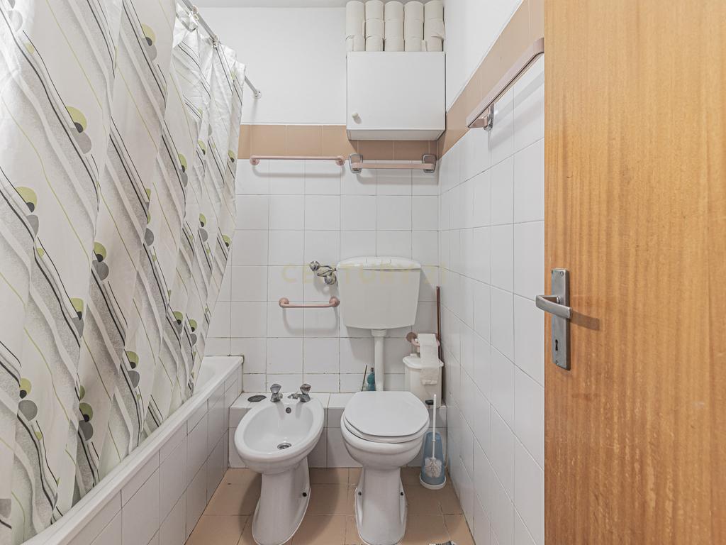 Apartamento T3 em Oeiras com Luz Natural e Armazenamento - Image 14