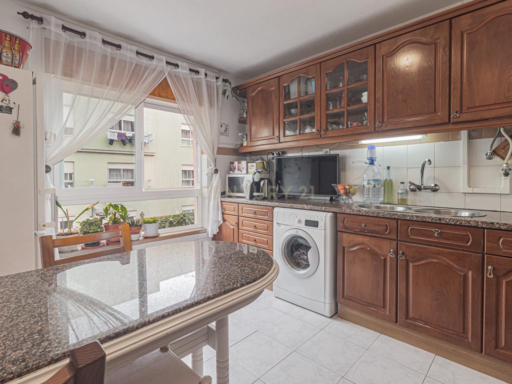 Apartamento T3 em Oeiras com Luz Natural e Armazenamento - Image 2