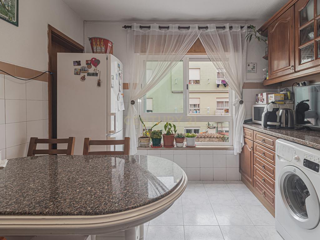 Apartamento T3 em Oeiras com Luz Natural e Armazenamento - Image 3