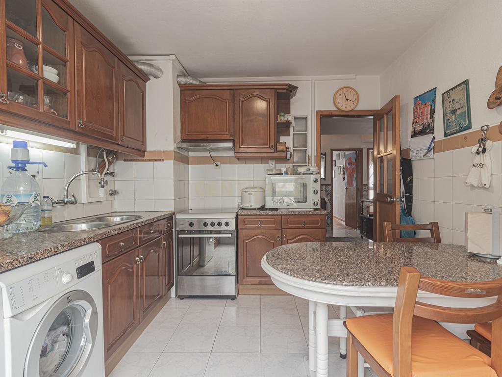Apartamento T3 em Oeiras com Luz Natural e Armazenamento - Image 5