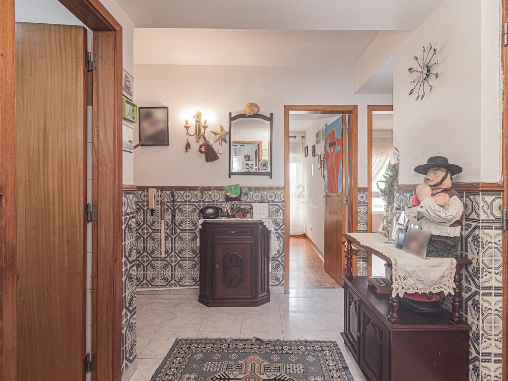 Apartamento T3 em Oeiras com Luz Natural e Armazenamento - Image 1