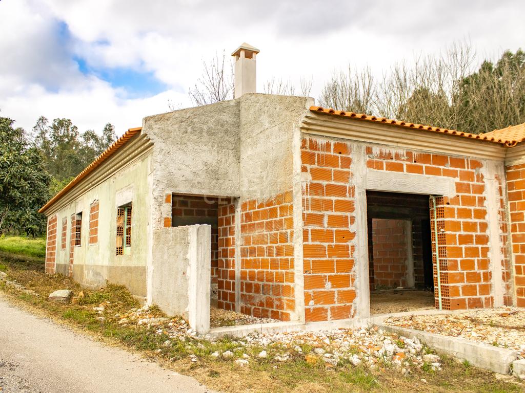 Moradia T3 em construção na Mata da Bidoeira de Cima, Leiria - Image 14