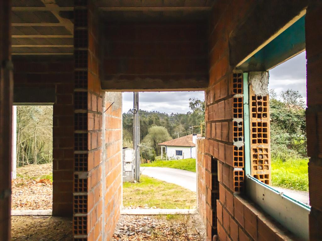 Moradia T3 em construção na Mata da Bidoeira de Cima, Leiria - Image 21