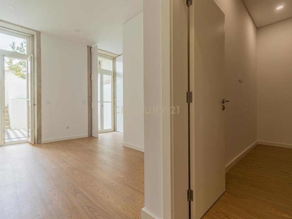 Apartamento T0 + 1 com Terraço | Bonjardim | Porto - Image 3