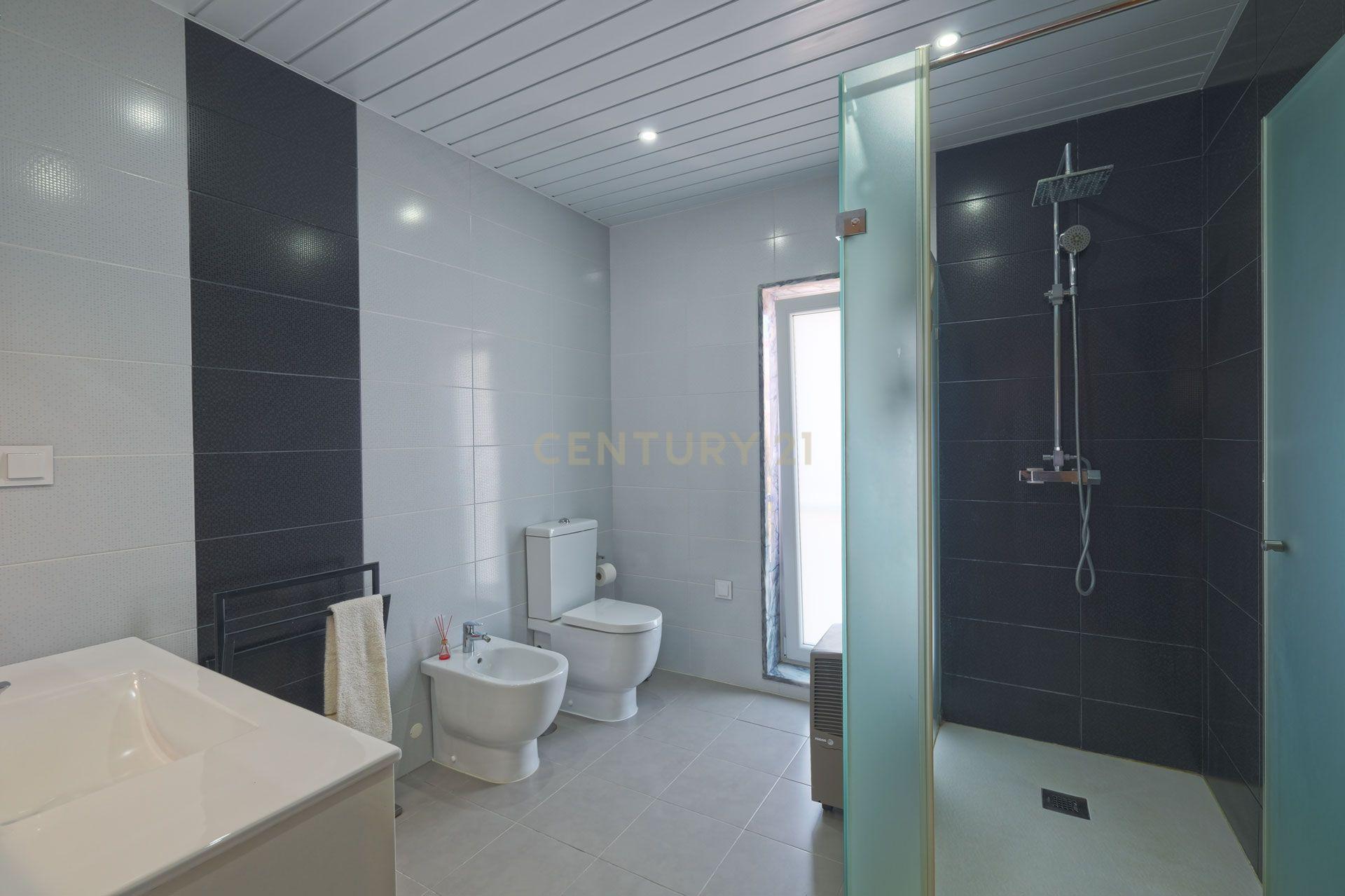 Moradia T4 de Luxo no Casal da Murta – Eficiência, Conforto e Sustentabilidade! - Image 23