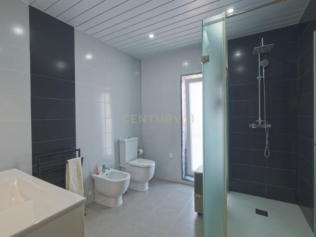 Moradia T4 de Luxo no Casal da Murta – Eficiência, Conforto e Sustentabilidade! - Image 23
