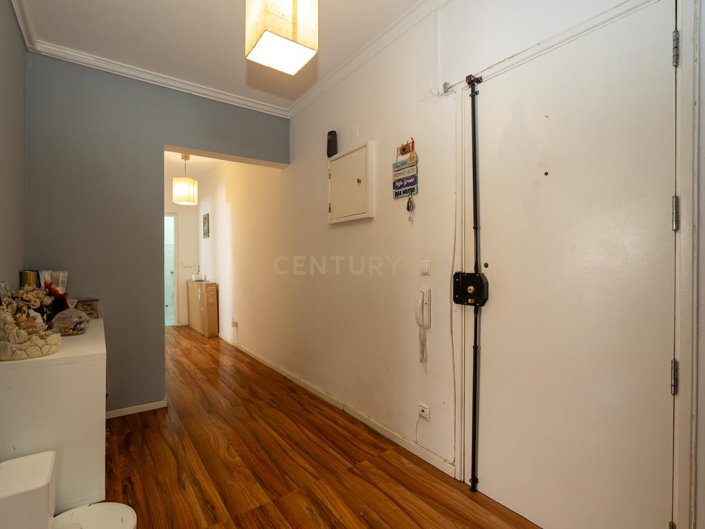 🏡 Oportunidade única: T2 espaçoso, com  varanda e localização privilegiada! - Image 2