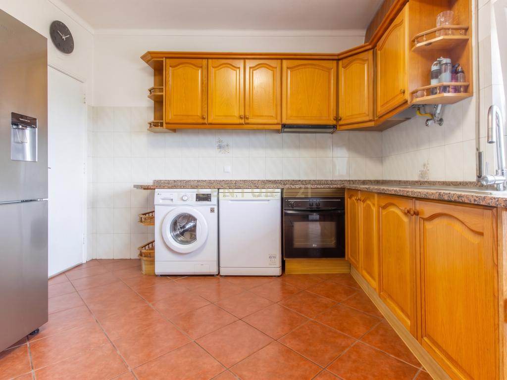 Excelente Apartamento de 4 Assoalhadas com Terraço e Sótão Independente na Quinta do Conde. - Image 12