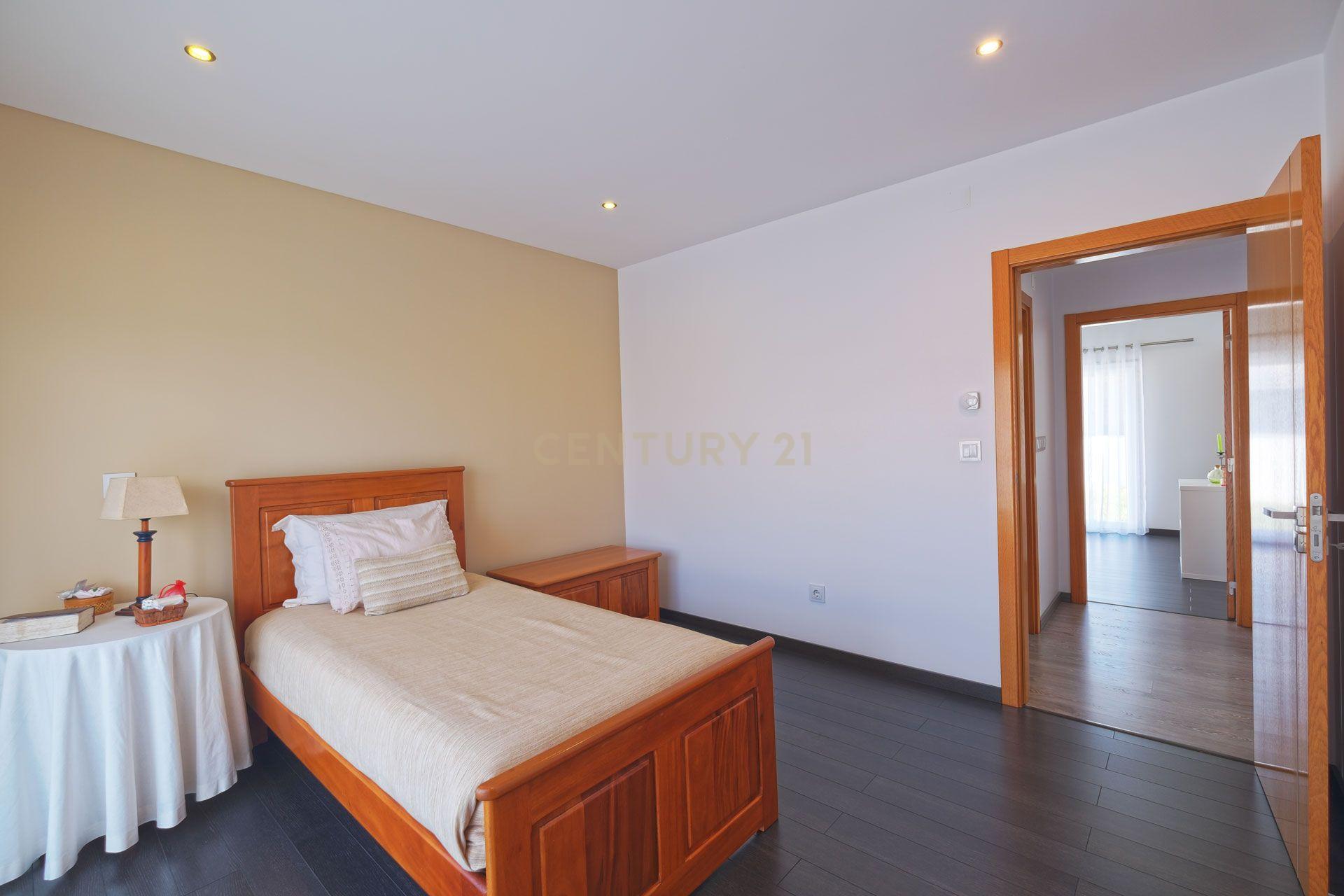 Moradia T4 de Luxo no Casal da Murta – Eficiência, Conforto e Sustentabilidade! - Image 30