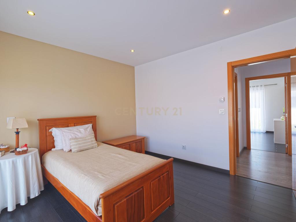 Moradia T4 de Luxo no Casal da Murta – Eficiência, Conforto e Sustentabilidade! - Image 30