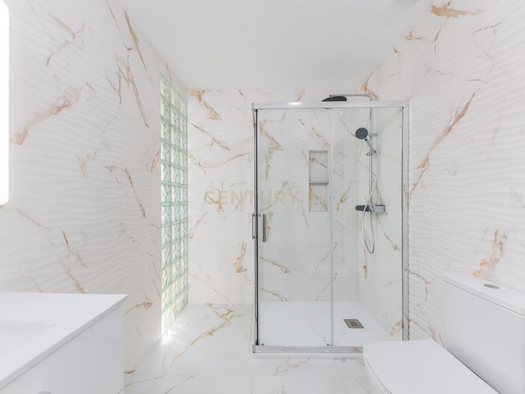 T2 Totalmente Remodelado com Terraço — Almada Centro. - Image 15