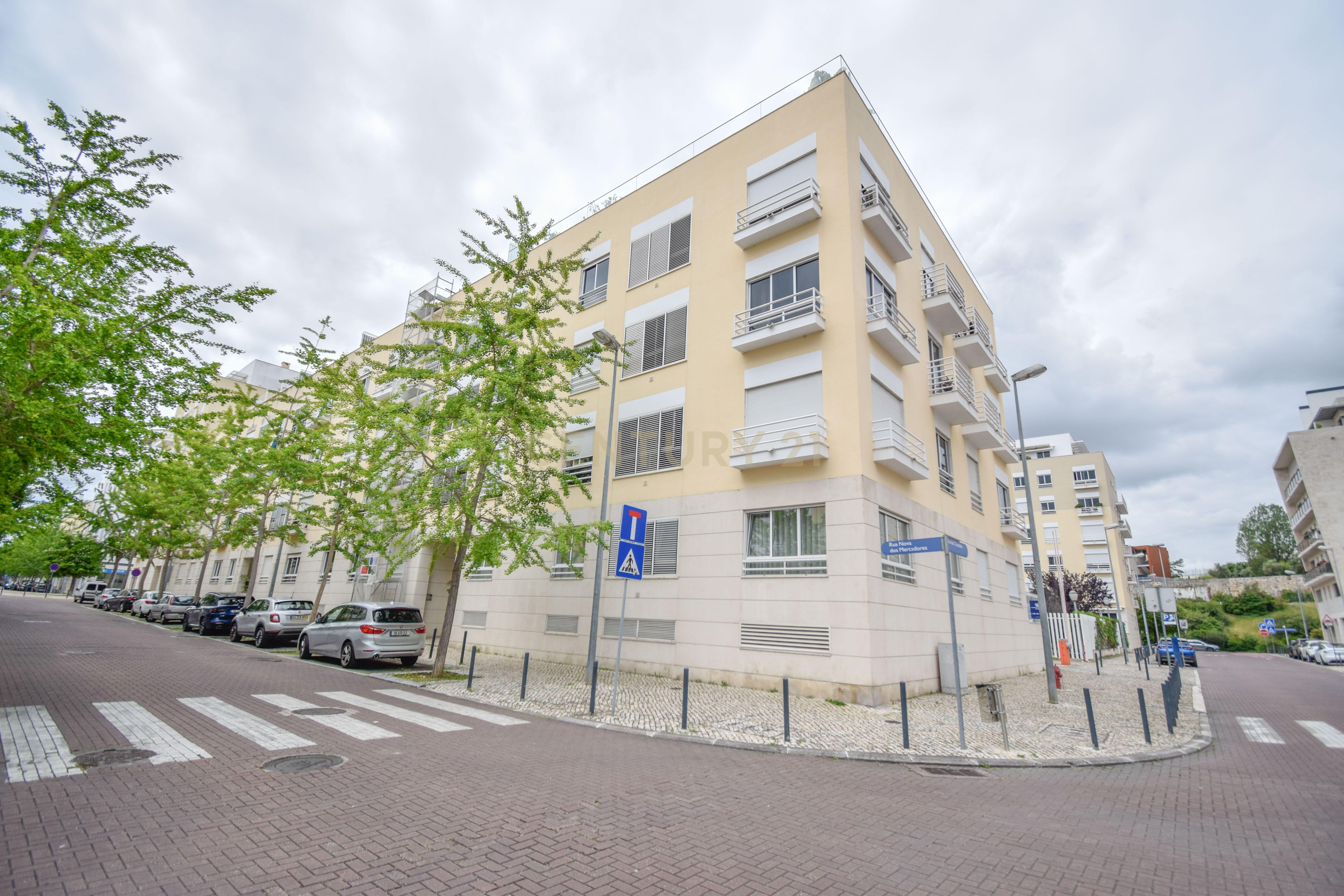 Arrendamento - T3 com Terraço e Varanda no Parque das Nações – Lisboa - Último Andar com Garagem - Image 1