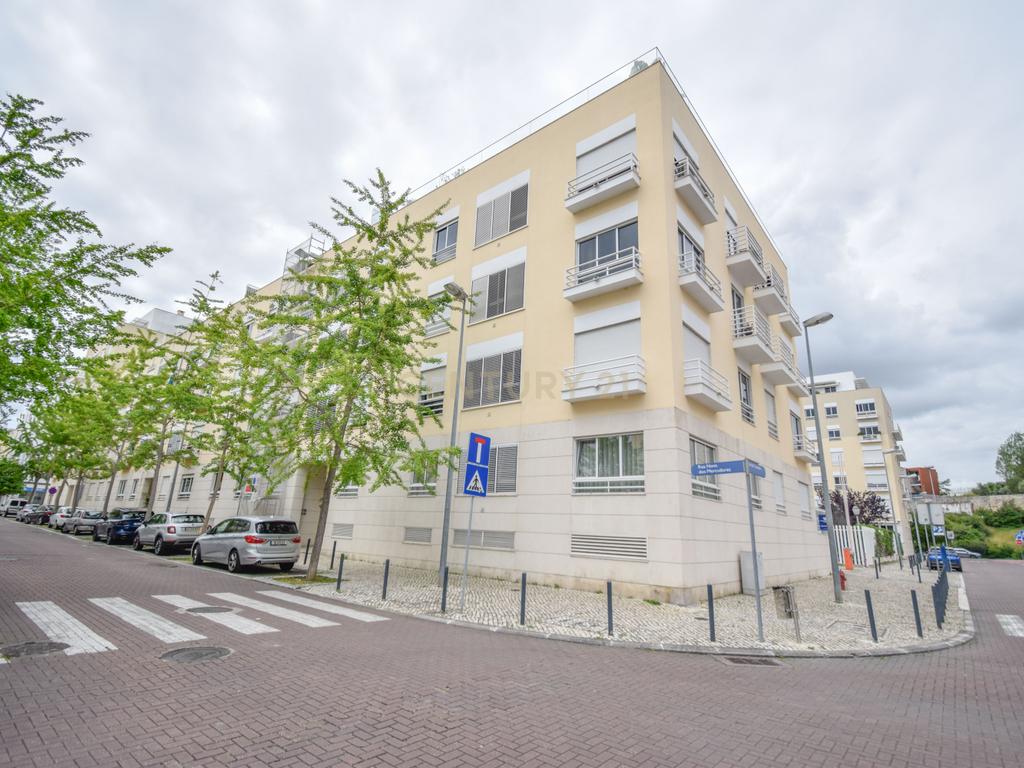 Arrendamento - T3 com Terraço e Varanda no Parque das Nações – Lisboa - Último Andar com Garagem - Image 1