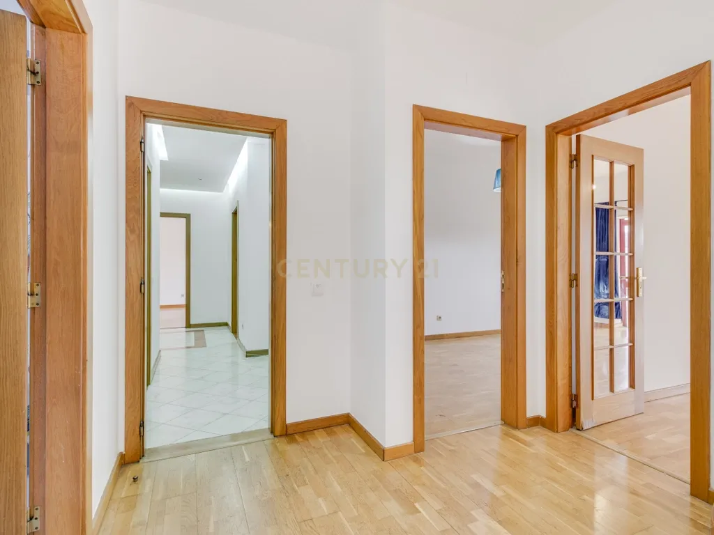 Apartamento T4 com Terraço Privativo e Churrasqueira no Condomínio Lezíria Parque | Vila Franca de Xira - Image 23