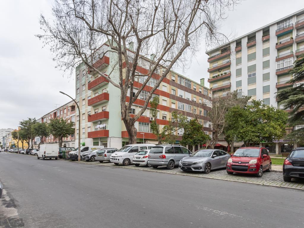 T3 transformado em T2 Remodelado com Elegância no Coração de Montalvão, Setúbal - Image 32