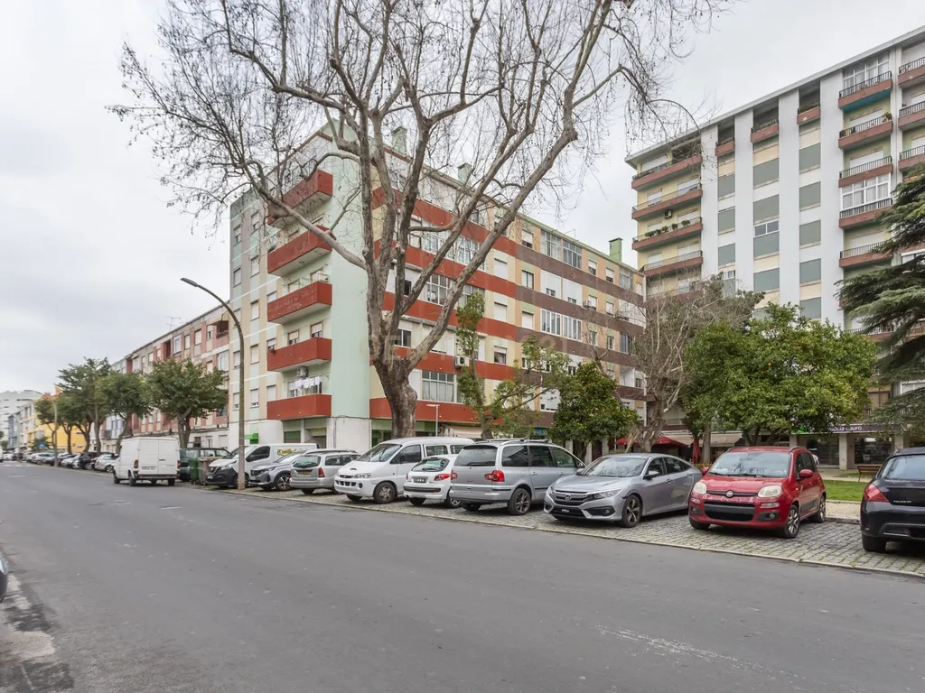 T3 transformado em T2 Remodelado com Elegância no Coração de Montalvão, Setúbal - Image 32