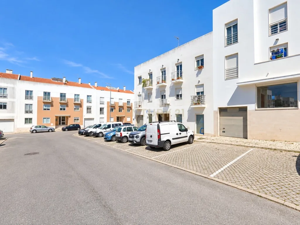 Loja com amplo terraço | Casal Novo – Caneças - Image 3