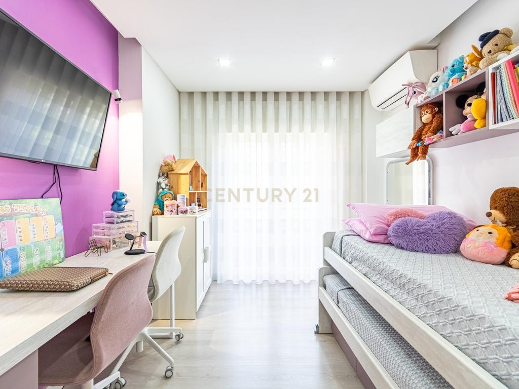 Apartamento T4 convertido em T3 com Closet e Box, Jardim da Radial - Image 12
