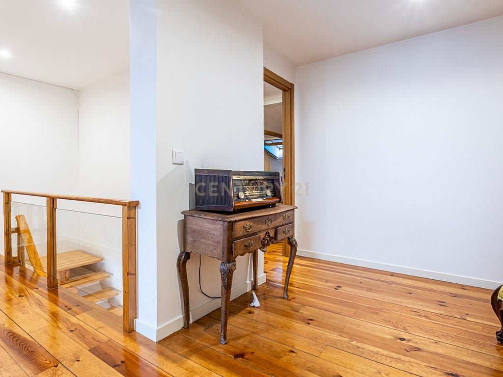 Apartamento T4 Duplex Renovado em Arroios, Lisboa - Image 25
