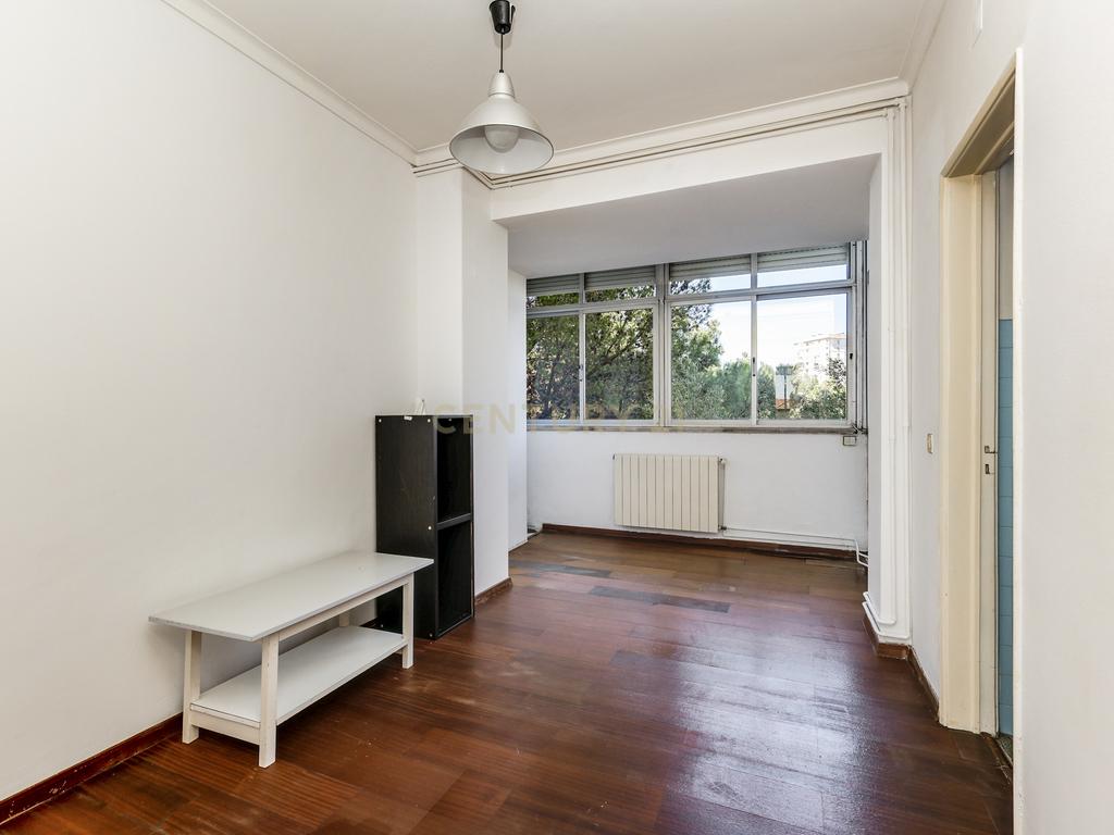 T4 com Vista de Rio nos Olivais – Uma Oportunidade para Remodelar a Seu Gosto! - Image 8