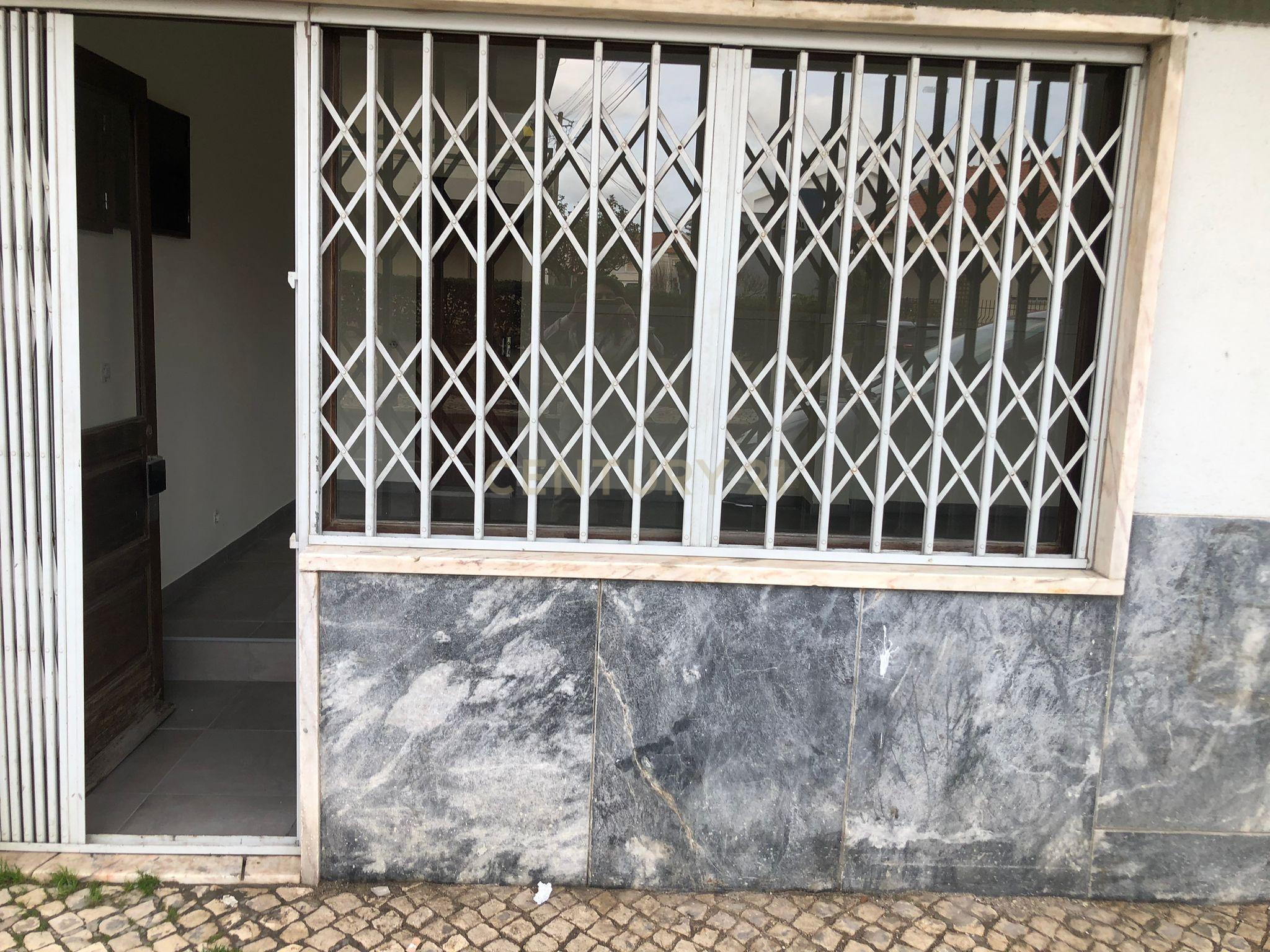 Fotografia 3 de Arrenda-se Loja Comercial com 30m² em Queijas