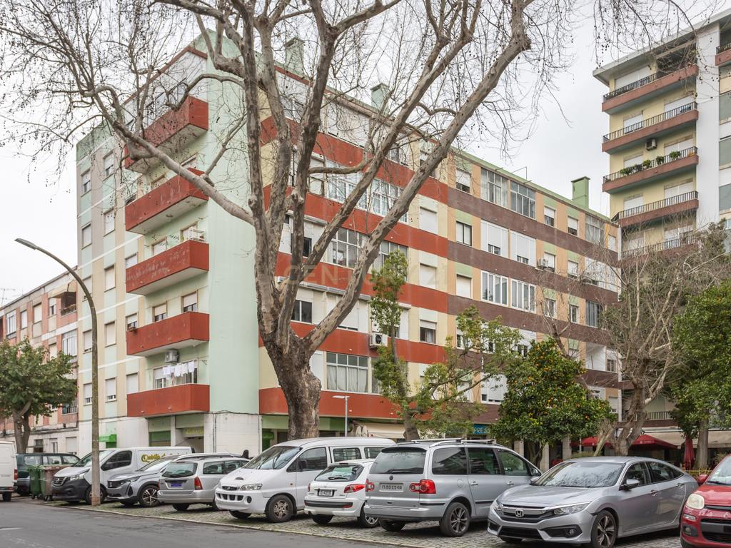 T3 transformado em T2 Remodelado com Elegância no Coração de Montalvão, Setúbal - Image 33